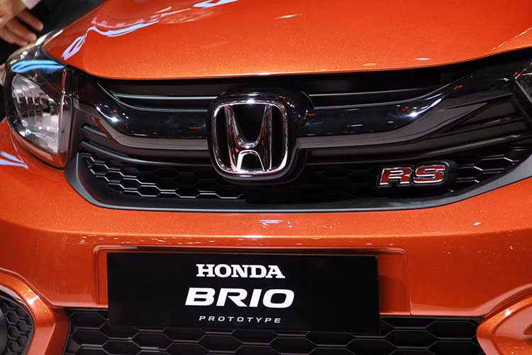 Chiếc xe giá rẻ Honda Brio 2018 được đưa về Việt Nam giới thiệu thuộc bản RS thể thao và sơn màu cam nổi bật. Được phát triển dựa trên cơ sở gầm bệ của mẫu sedan cỡ nhỏ Amaze thế hệ thứ hai đã ra mắt tại Ấn Độ vào đầu năm nay, Honda Brio 2018 sở hữu chiều dài 3.815 mm, rộng 1.680 mm, cao 1.485 mm và chiều dài cơ sở 2.405 mm.