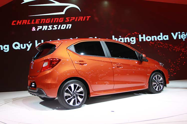 Trên đầu xe xuất hiện cụm đèn pha góc cạnh lấy từ người anh em MPV giá rẻ Mobilio và lưới tản nhiệt mạ crôm dày dặn giống Amaze thế hệ mới. Đằng sau xuất hiện cửa cốp một nửa bằng kính, cụm đèn hậu rộng hơn và ăng-ten nhỏ trên nóc. Ngoài ra, xe còn được trang bị bộ vành hợp kim 15 inch sơn 2 màu theo phong cách thể thao.