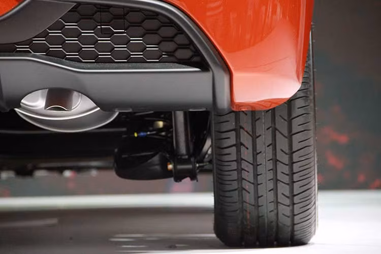 Cung cấp sức mạnh cho Honda Brio 2018 là động cơ xăng i-VTEC 4 xi-lanh, dung tích 1,2 lít lấy từ thế hệ cũ. Động cơ này tạo ra công suất tối đa 90 mã lực tại tua máy 6.000 vòng/phút và mô-men xoắn cực đại 110 Nm tại tua máy 4.800 vòng/phút. Tương tự như trước đây, động cơ cũng kết hợp với hộp số sàn 5 cấp hoặc CVT, truyền sức mạnh tới cầu trước. 