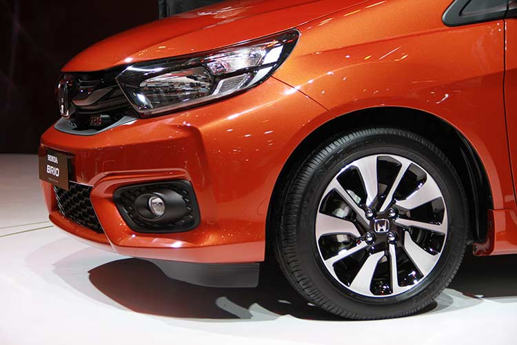 So với phiên bản cũ, Honda Brio 2018 dài hơn 175 mm trong khi chiều dài cơ sở tăng 60 mm. Không chỉ tăng kích thước, Honda Brio 2018 còn được thay đổi mạnh trong thiết kế ngoại thất. Xe sở hữu diện mạo tương tự mẫu xe concept Small RS đã từng ra mắt trong triển lãm ôtô IIMS 2018 diễn ra vào tháng 4 năm nay cũng tại Indonesia.