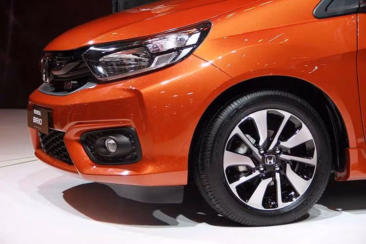 So với phiên bản cũ, Honda Brio 2018 dài hơn 175 mm trong khi chiều dài cơ sở tăng 60 mm. Không chỉ tăng kích thước, Honda Brio 2018 còn được thay đổi mạnh trong thiết kế ngoại thất. Xe sở hữu diện mạo tương tự mẫu xe concept Small RS đã từng ra mắt trong triển lãm ôtô IIMS 2018 diễn ra vào tháng 4 năm nay cũng tại Indonesia.