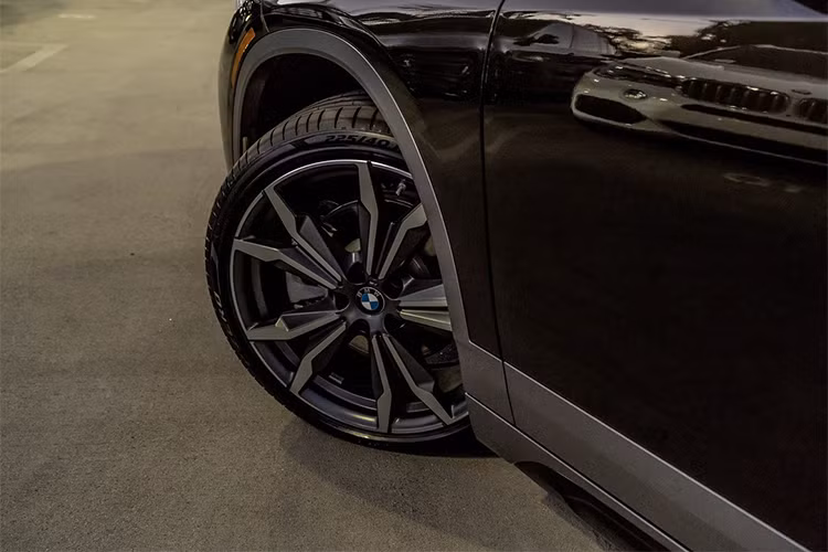 Xe cũng mạnh mẽ hơn nhờ những đường gân rõ nét chạy dọc thân xe, các cụm đèn hậu LED thể thao và logo BMW trên cột C - tương tự những mẫu 2000 CS và 3.0 CSL. Điều này giúp nhấn mạnh tính thể thao cũng như là đặc điểm nhận dạng của BMW X2. vành tiêu chuẩn 18 inch là tùy chọn vành 19 hoặc 20 inch.