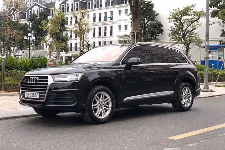 Thông tin về những chiếc xe sang Audi từng phục vụ hội nghị APEC năm luôn thu hút được rất nhiều sự quan tâm từ phía người tiêu dùng. Mới đây, trên một diễn đàn mua bán ôtô cũ bẩt ngờ xuất hiện một chiếc xe Audi Q7 bản APEC được chủ nhân chào bán tại Hà Nội.