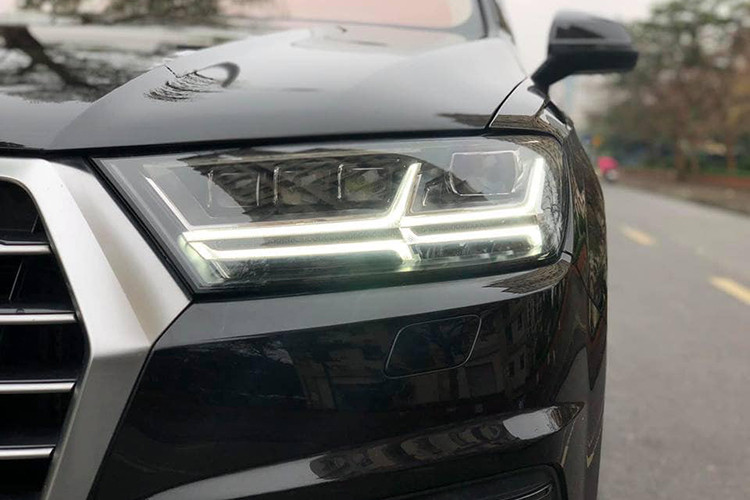 Phần đầu của mẫu xe Audi Q7 bản APEC nổi bật với gói ngoại thất S-line. Ngoài ra, chiếc Q7 phiên bản đặc biệt này còn được trang bị đèn LED Matrix, khóa điện cho tất cả các cửa tích hợp công nghệ hiển thị trên kính chắn gió (head-up display) vành hợp kim nhôm 19 inch...