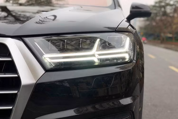 Phần đầu của mẫu xe Audi Q7 bản APEC nổi bật với gói ngoại thất S-line. Ngoài ra, chiếc Q7 phiên bản đặc biệt này còn được trang bị đèn LED Matrix, khóa điện cho tất cả các cửa tích hợp công nghệ hiển thị trên kính chắn gió (head-up display) vành hợp kim nhôm 19 inch...