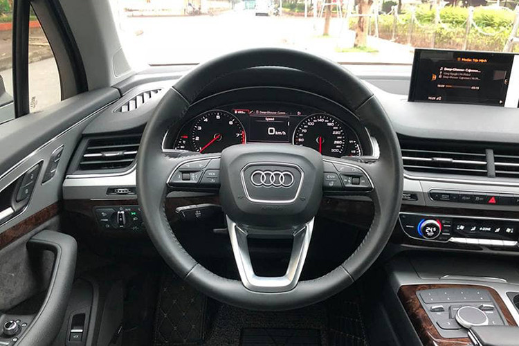 Toàn bộ nội thất tạo cảm giác sang trọng và phong cách với không gian rộng thoáng và sáng sủa. Xe hỗ trợ đầy đủ các kết nối FM/AM, CD, MP3, WMA, SDXC và AUX-IN với đầu ra là dàn âm thanh tới từ thương hiệu BOSE.