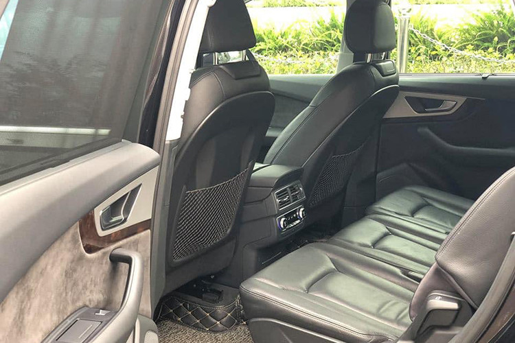 Chỉ có tổng cộng 79 chiếc Audi Q7 như thế này có mặt tại thị trường Việt Nam. Audi Q7 phiên bản APEC sử dụng động cơ 2.0 TFSI quattro có công suất cực đại 252 mã lực và mô-men xoắn cực đại 370 Nm. So với phiên bản tiêu chuẩn được bán tại Việt Nam, những thông số này không có sự khác biệt.