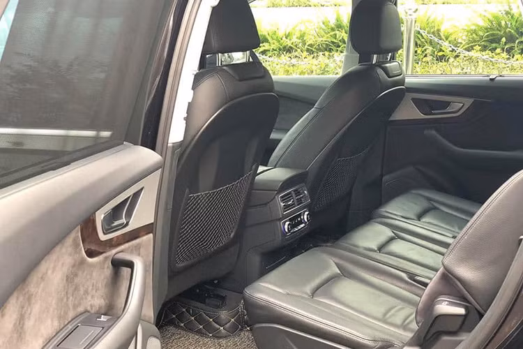 Chỉ có tổng cộng 79 chiếc Audi Q7 như thế này có mặt tại thị trường Việt Nam. Audi Q7 phiên bản APEC sử dụng động cơ 2.0 TFSI quattro có công suất cực đại 252 mã lực và mô-men xoắn cực đại 370 Nm. So với phiên bản tiêu chuẩn được bán tại Việt Nam, những thông số này không có sự khác biệt.