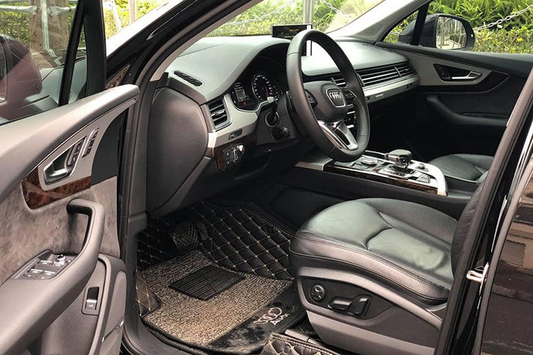 Mặc dù các kích thước bên ngoài của xe nhỏ hơn so với thế hệ trước, nhưng không gian nội thất của Audi Q7 được gia tăng đáng kể và gần như rộng nhất trong cùng phân khúc. Các ghế ngồi tiêu chuẩn được bọc da Cricket cao cấp, vô lăng xe được bọc da dạng 3 chấu thể thao.