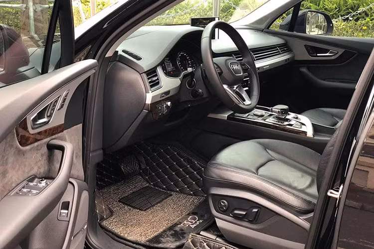Mặc dù các kích thước bên ngoài của xe nhỏ hơn so với thế hệ trước, nhưng không gian nội thất của Audi Q7 được gia tăng đáng kể và gần như rộng nhất trong cùng phân khúc. Các ghế ngồi tiêu chuẩn được bọc da Cricket cao cấp, vô lăng xe được bọc da dạng 3 chấu thể thao.