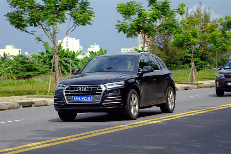 Được biết khi thành lý, giá xe Audi Q7 bản APEC được chào bán chính hãng từ nhà phân phối Audi Việt Nam cụ thể như sau; mẫu xe Audi Q7 2.0L - 8AT có giá 3,22 tỷ đồng và Audi Q7 3.0L - 8AT giá 3,52 tỷ đồng.