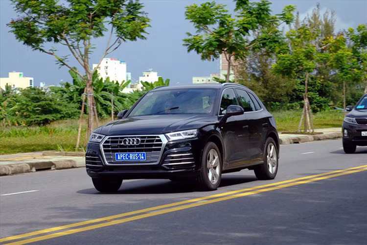 Được biết khi thành lý, giá xe Audi Q7 bản APEC được chào bán chính hãng từ nhà phân phối Audi Việt Nam cụ thể như sau; mẫu xe Audi Q7 2.0L - 8AT có giá 3,22 tỷ đồng và Audi Q7 3.0L - 8AT giá 3,52 tỷ đồng.