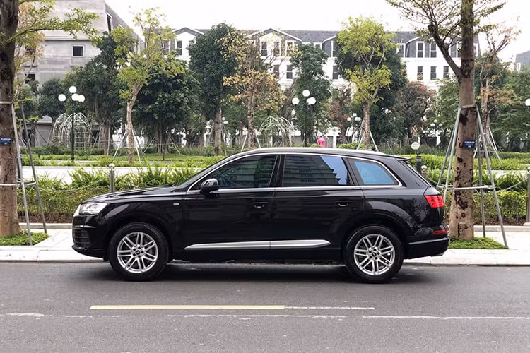 Trên thực tế, những chiếc SUV hạng sang Audi Q7 phiên bản giới hạn nhằm phục vụ hội nghị APEC năm 2017 không khác quá nhiều phiên bản thông thường về thiết kế tổng thể ngoại thất. Sự khác biệt về thẩm mỹ đến từ gói trang bị S-line thể thao hơn.
