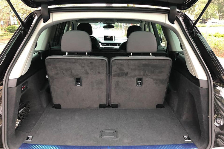 Trái với kì vọng của nhiều người về những chiếc xe đã qua sử dụng có giá rẻ, chiếc xe Audi Q7 bản APEC trong bài viết này vừa xuất hiện trên thị trường xe cũ Hà Nội được chào bán với giá 3 tỷ 350 triệu đồng và quãng đường xe đã lăn bánh là hơn 1 vạn dặm, tương đương hơn 13.000 km.