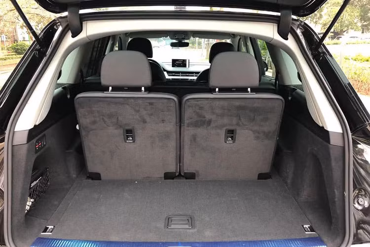 Trái với kì vọng của nhiều người về những chiếc xe đã qua sử dụng có giá rẻ, chiếc xe Audi Q7 bản APEC trong bài viết này vừa xuất hiện trên thị trường xe cũ Hà Nội được chào bán với giá 3 tỷ 350 triệu đồng và quãng đường xe đã lăn bánh là hơn 1 vạn dặm, tương đương hơn 13.000 km.