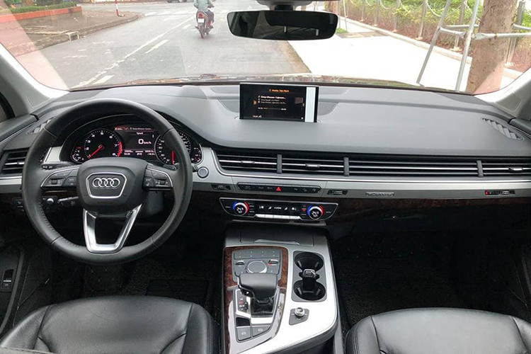 So với phiên bản tiêu chuẩn, nội thất Audi Q7 APEC hiện đại hơn nhờ hệ thống hiển thị thông tin trên kính lái HUD. Hệ thống giải trí vẫn là MMI Radio Plus với màn hình màu 7 inch có khả năng hiện/ẩn chỉ bằng 1 nút bấm.
