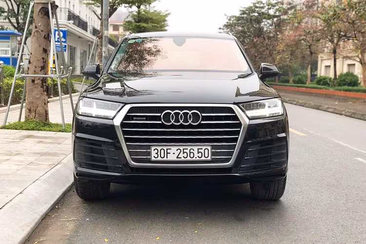 Tuy nhiên, điều làm người tiêu dùng trông đợi chính là việc chiếc xe này được trang bị vô số những option so với bản tiêu chuẩn được bán tại Việt Nam, cùng với đó là hi vọng sẽ mua được xe với một mức giá bán thanh lý rẻ hơn nhiều lần so với giá xe chính hãng.