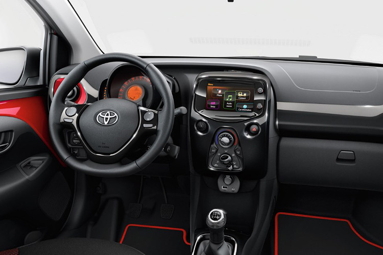 Hãng xe Nhật Bản cho biết, các khách hàng có thể thêm tùy chọn tính năng cửa sổ trời và công nghệ an toàn Toyota Safety Sense. Tất nhiên, giá xe sẽ cao hơn. Cụ thể, gói tính năng an toàn Toyota Safety Sense cộng thêm 498 USD với hệ thống cảnh báo trước va chạm Pre-Collision System với phanh khẩn cấp tự động (AEB) và cảnh báo chệch làn đường.