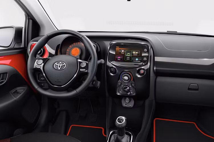 Hãng xe Nhật Bản cho biết, các khách hàng có thể thêm tùy chọn tính năng cửa sổ trời và công nghệ an toàn Toyota Safety Sense. Tất nhiên, giá xe sẽ cao hơn. Cụ thể, gói tính năng an toàn Toyota Safety Sense cộng thêm 498 USD với hệ thống cảnh báo trước va chạm Pre-Collision System với phanh khẩn cấp tự động (AEB) và cảnh báo chệch làn đường.