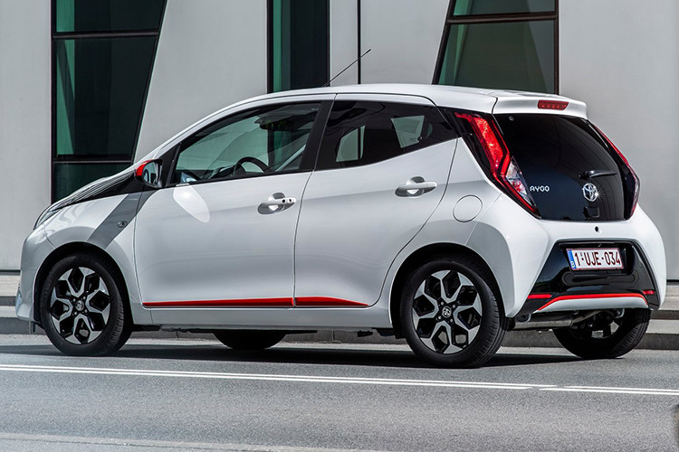 Ngoài ra, Toyota Aygo 2019 còn được bổ sung cụm đèn hậu cùng 2 màu sơn ngoại thất mới là xanh dương và tím kèm bộ vành hợp kim 15 inch khác biệt. Xe có nhiều màu sơn ngoại thất gồm đỏ, xanh lục và bạc.