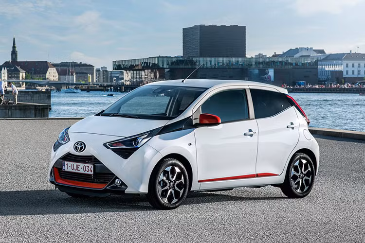 Bên cạnh bản thường, xe còn có phiên bản đặc biệt mới cua mẫu xe này còn bao gồm x-cite và x-trend. Trong đó, Toyota Aygo x-cite mới sẽ được trang bị ngoại thất phối 2 màu tím và bộ vành hợp kim 15 inch màu đen.