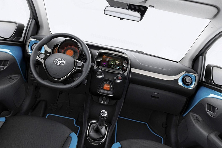 Bên trong nội thất, phần lớn các bản trang bị của Toyota Aygo mới đều đi kèm nội thất bọc bằng chất liệu mới cùng màu cao cấp hơn như xám và đen. Các tang bị cua xe bao gồm điều hòa tự động, đèn pha tích hợp cảm biến phát hiện bụi, hỗ trợ kết nối Android Auto và Apple CarPlay...