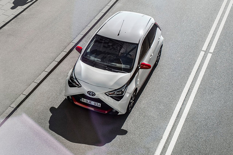 Giá xe Toyota Aygo 2019 bản “base” thiết kế thân 3 cửa chỉ từ 12.350 USD (khoang hơn 286 triệu đồng). Các model còn lại đều có thiết kế 5 cửa với giá lần lượt 13.280 USD (khoang 307 triệu đồng) và 19.392 USD (tương đương 449 triệu đồng) cho biến thể X và X-Clusiv.