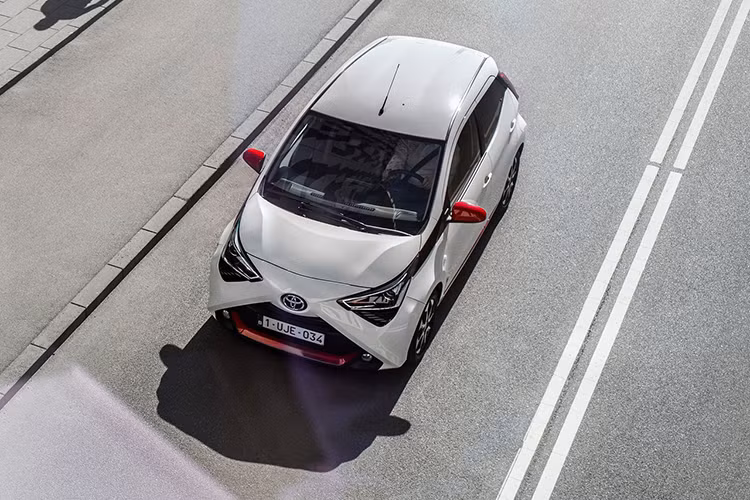 Giá xe Toyota Aygo 2019 bản “base” thiết kế thân 3 cửa chỉ từ 12.350 USD (khoang hơn 286 triệu đồng). Các model còn lại đều có thiết kế 5 cửa với giá lần lượt 13.280 USD (khoang 307 triệu đồng) và 19.392 USD (tương đương 449 triệu đồng) cho biến thể X và X-Clusiv.