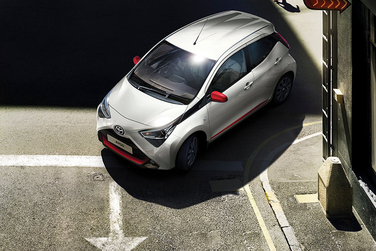 Toyota Aygo X-Trend mới sẽ sử dụng khối động cơ xăng 3 xi-lanh dung tích 1.0L, cho công suất 71 mã lực (53 kW). Mức tiêu hao nhiên liệu trung bình từ 4,9 - 5,3 lít/100 km với bản số sàn.