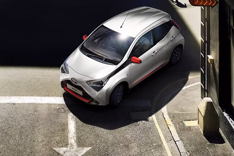 Toyota Aygo X-Trend mới sẽ sử dụng khối động cơ xăng 3 xi-lanh dung tích 1.0L, cho công suất 71 mã lực (53 kW). Mức tiêu hao nhiên liệu trung bình từ 4,9 - 5,3 lít/100 km với bản số sàn.