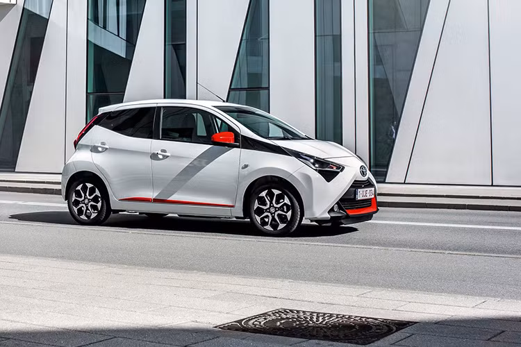 Toyota Aygo X-Trend 2019 được dán decal đỏ cho phần dưới cản trước, bậc cửa và cụm gương. phần đầu mới với chi tiết như khe gió nằm ngay bên dưới cụm đèn pha, đèn chiếu sáng projector và đèn ban ngày LED hiện đại được bố trí khéo léo ở gần khu vực đèn sương mù.