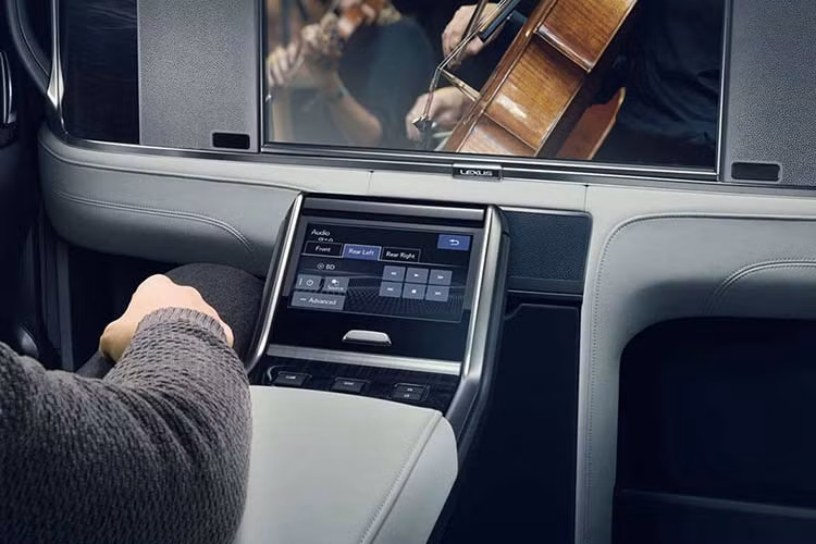 So với bản 7 chỗ, Lexus LM 2020 4 chỗ đương nhiên sang trọng hơn nhiều. Xe đi kèm vách ngăn giữa khoang lái và khoang hành khách theo phong cách của một số dòng xe siêu sang như Rolls-Royce hay Maybach cũ. Đằng sau vách ngăn là 2 ghế ông chủ được nhồi bọt urethane với mật độ thấp để tạo cảm giác thoải mái như giường nằm và có cả hệ thống thông khí làm mát.