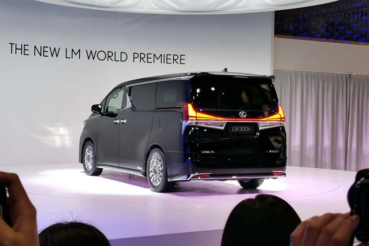 Vòng ra bên sườn, chúng ta có thể thấy những chi tiết mạ crôm sáng bóng ở viền nóc xe, cột giữa và dưới bệ cửa. Đó là chưa kể đến bộ vành hợp kim đa chấu có thiết kế phức tạp. Đằng sau, Lexus LM 2020 được trang bị cụm đèn hậu nối liền nhau và nằm ngay trên dải mạ crôm vắt ngang cửa cốp. Trên cản sau cũng có những chi tiết mạ crôm nhằm tăng vẻ sang trọng cho mẫu MPV nhà Lexus.