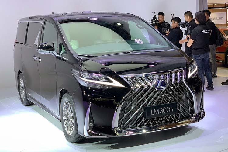 Mẫu xe MPV hạng sang Lexus LM mới dành riêng cho châu Á, đã lần đầu tiên trình làng trong triển lãm Ô tô Thượng Hải 2019 diễn ra vào tháng 4 năm ngoái. Có vẻ như mẫu MPV hạng sang được phát triển dựa trên "chuyên cơ mặt đất" Toyota Alphard này chuẩn bị ra mắt tại thị trường Đông Nam Á.