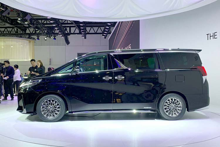 Như vậy, Lexus LM 2020 bản 7 chỗ tại Indonesia gần như đắt ngang Toyota Alphard vốn có giá 4,038 tỷ đồng tại Việt Nam. Trong khi đó, bản 4 chỗ của mẫu MPV hạng sang này đắt hơn khá nhiều. Bỏ ra số tiền này, khách hàng Indonesia sẽ nhận về một mẫu MPV có thiết kế sở hữu nhiều điểm tương đồng với "chuyên cơ mặt đất" Toyota Alphard. 