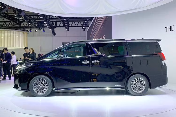 Như vậy, Lexus LM 2020 bản 7 chỗ tại Indonesia gần như đắt ngang Toyota Alphard vốn có giá 4,038 tỷ đồng tại Việt Nam. Trong khi đó, bản 4 chỗ của mẫu MPV hạng sang này đắt hơn khá nhiều. Bỏ ra số tiền này, khách hàng Indonesia sẽ nhận về một mẫu MPV có thiết kế sở hữu nhiều điểm tương đồng với "chuyên cơ mặt đất" Toyota Alphard. 