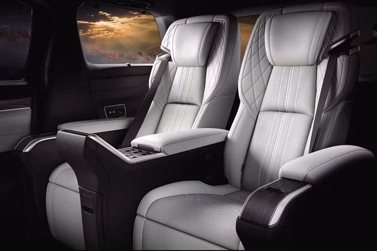 Chưa hết, Lexus LM 2020 bản 4 chỗ còn có hệ thống giải trí đầy đủ với màn hình màu 26 inch ở hàng ghế sau. Thêm vào đó là dàn âm thanh Mark Levinson 19 loa, tủ lạnh nhỏ có thể chứa 2 chai champagne 750 ml, ngăn chứa ô, cụm điều khiển trung tâm với màn hình cảm ứng, giắc cắm tai nghe và 6 cổng USB.