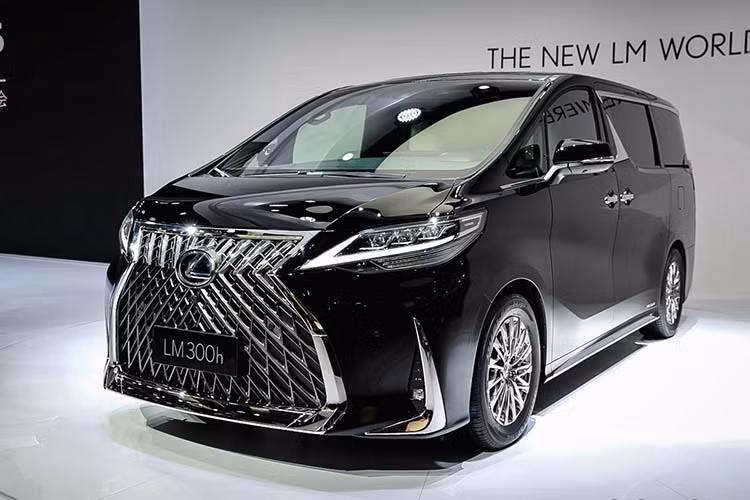 Trên thực tế, so với Toyota Alphard, Lexus LM 2020 chỉ được bổ sung một số chi tiết thiết kế mới như lưới tản nhiệt hình con suốt "khổng lồ", bao quanh bởi viền mạ crôm dày dặn, trên đầu xe. Nằm hai bên lưới tản nhiệt là cụm đèn pha LED với 3 bóng bên trong. Cụm đèn pha này tích hợp dải đèn LED định vị ban ngày hình chữ V quen thuộc. Trên cản va còn có hốc đèn sương mù đi kèm dải mạ crôm hình chữ L ngược.