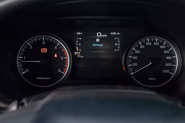 Bên trong xe, Mazda BT-50 2024 tại Thái Lan cũng chỉ có một số điểm mới như màu nội thất. Thêm vào đó là màn hình cảm ứng trung tâm đã hỗ trợ kết nối Apple CarPlay và Android Auto không dây. 