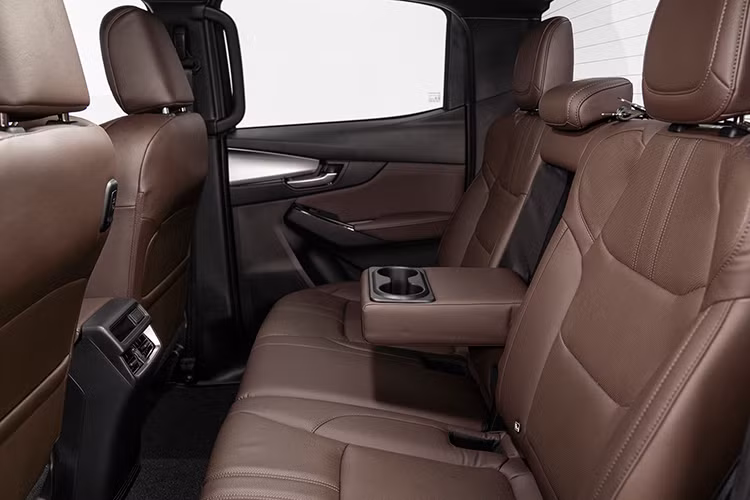 Trong khi đó, động cơ của mẫu xe bán tải Mazda BT-50 2024 được nâng cấp để đáp ứng tiêu chuẩn khí thải Euro 5. Mẫu xe này vẫn có 2 tùy chọn động cơ diesel tăng áp với dung tích 1.9L và 3.0L.