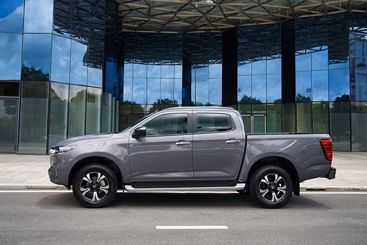 Trong vài tháng trở lại đây, Mazda BT-50 đã không còn phát sinh doanh số tại Việt Nam. Cụ thể, trong tháng 1/2024, mẫu xe này có doanh số rất khiêm tốn, chỉ đúng 5 chiếc. Trong 2 tháng tiếp theo, mẫu xe này không bán được chiếc nào.