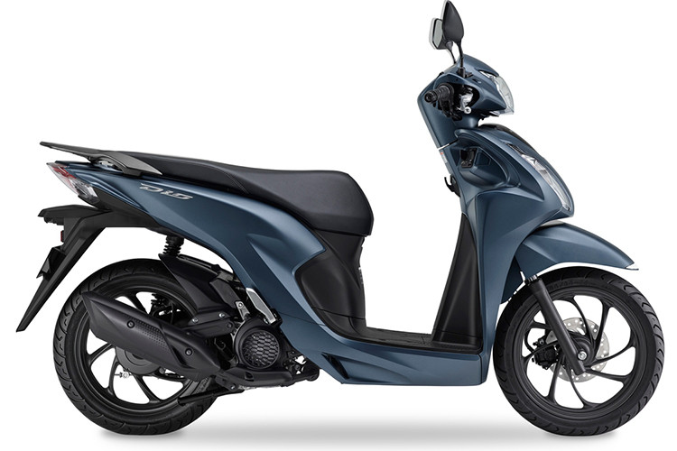 Xe ga Honda Dio 110 2025 cũng có hai ngăn chứa đồ phía trước: ngăn bên trái có thể chứa một chai nước nhỏ, trong khi ngăn bên phải trang bị cổng USB Type-A để sạc cho các thiết bị di động.