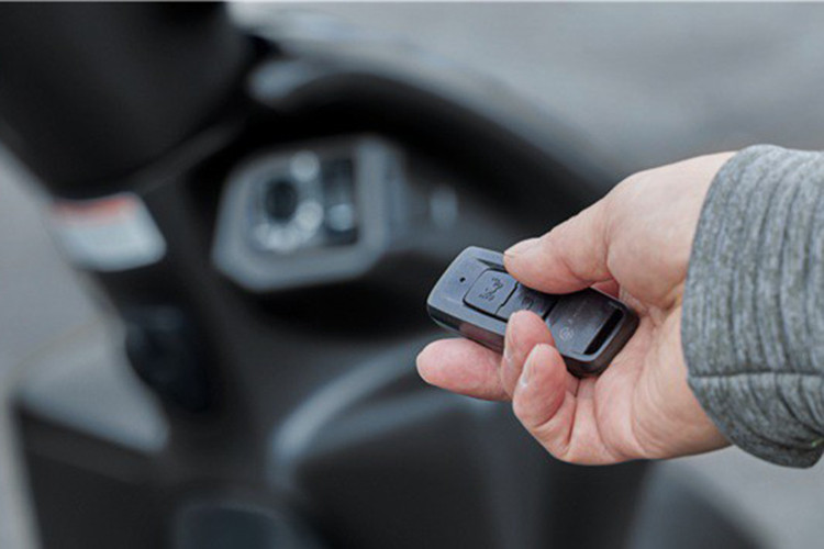 Điểm nổi bật của mẫu xe tay ga nhỏ gọn này là ngăn chứa đồ dưới yên xe với dung tích 18 lít, đủ để chứa một chiếc mũ bảo hiểm loại mở cằm cùng một số vận dụng cá nhân nhỏ.