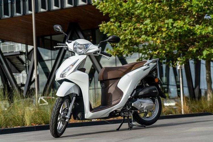  Honda Dio 110 tiết kiệm xăng là một trong những mẫu xe tay ga phân khối 110cc được sản xuất và tiêu thụ nhiều nhất tại Nhật Bản. Với phiên bản 2025, Dio chỉ được cập nhật màu sắc mới trong khi các trang bị và thiết kế vẫn giữ nguyên như phiên bản đang được bán ra thị trường.