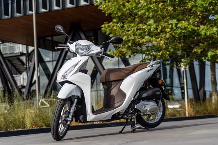  Honda Dio 110 tiết kiệm xăng là một trong những mẫu xe tay ga phân khối 110cc được sản xuất và tiêu thụ nhiều nhất tại Nhật Bản. Với phiên bản 2025, Dio chỉ được cập nhật màu sắc mới trong khi các trang bị và thiết kế vẫn giữ nguyên như phiên bản đang được bán ra thị trường.