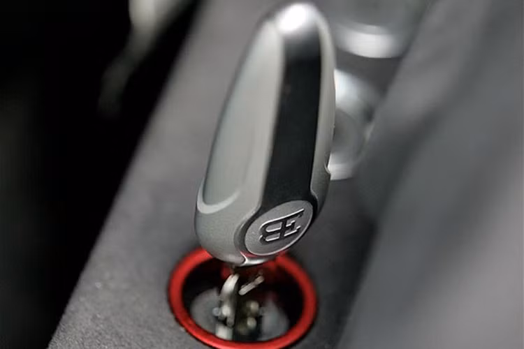 Cuối cùng là chìa khóa đặc biệt của Bugatti Veyron. Chỉ khi cắm chìa khoá này vào ổ, Bugatti Veyron Super Sport mới có thể chạy với vận tốc tối đa, nếu không xe chỉ đạt vận tốc 352 km/h. Ngoài ra, khi cắm chiếc chìa khóa này vào ổ khóa cạnh người lái, chiếc xe hạ thấp, thay đổi góc khuếch tán gió sau để cho phép chiếc xe có thể đạt vận tốc tối đa 429 km/h.