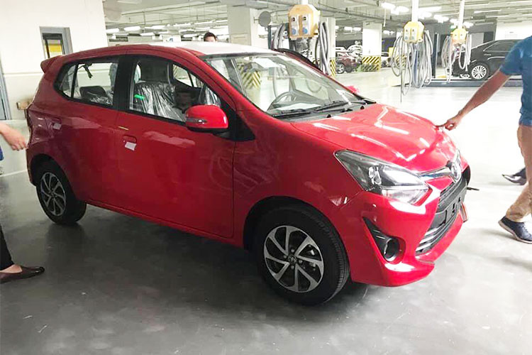 Một số trang bị an toàn gồm có dây đai an toàn 3 điểm, 2 túi khí trước, hệ thống chống bó cứng phanh ABS. Giá dự kiến của Toyota Wigo khá rẻ, chỉ hơn 300 triệu đồng. Rất có thể khi Toyota Wigo chính thức ra mắt sẽ khiến các đối thủ giảm giá để cạnh tranh. Đây là tín hiệu tốt cho phân khúc xe dành cho những người mới mua lần đầu.