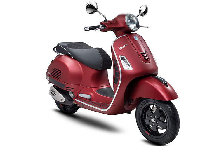 Trong lịch sử phát triển của mình, Vespa GTS là dòng xe được yêu thích bậc nhất, kế thừa phong cách “Vespone – xe Vespa kích thước lớn” bất hủ với thân xe bằng thép liền khối. Dòng xe này ra đời năm 2003 với hai phiên bản là GT125 và GT200, gia đình Vespa cỡ lớn phát triển mạnh mẽ từ năm 2005 với sự xuất hiện của thành viên GTS 250 và nâng cấp lên động cơ 300cc.