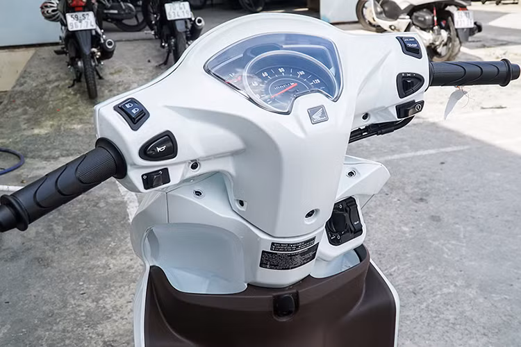 Ở các phiên bản mới này, hệ thống khoá thông minh Honda Smartkey tiếp tục được áp dụng trên phiên bản cao cấp và đặc biệt, mang lại sự an tâm và tiện ích cao cho người dùng so với hệ thống khoá thông thường.