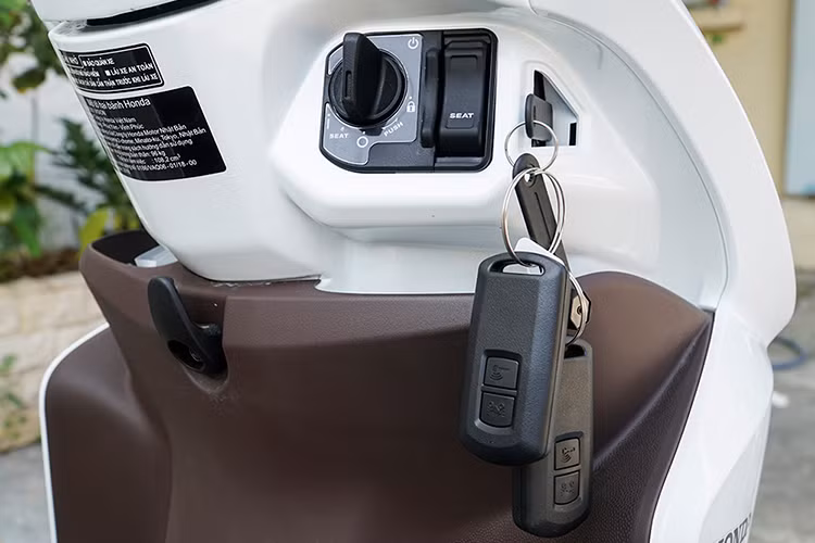 Với hệ thống khoá thông minh Honda Smartkey, đây được coi là một trong những công nghệ tiên tiến nhất trên xe máy tại Việt Nam hiện nay. Bên cạnh đó, Honda Việt Nam cũng đã hoàn thiện lộ trình ứng dụng công nghệ tiên tiến này lên toàn bộ xe máy tay ga đang bán ra của mình.